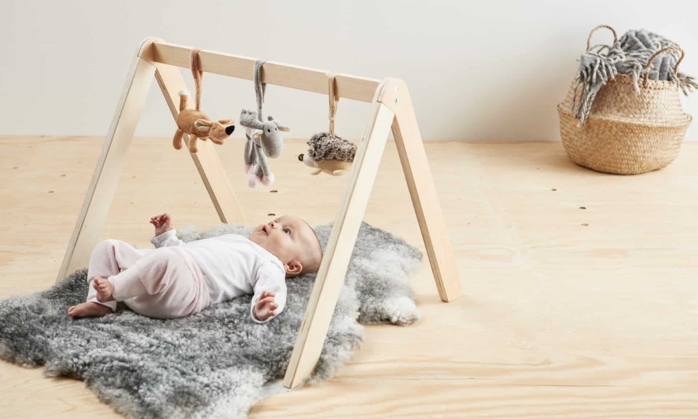 Chọn đồ chơi cho trẻ sơ sinh 1 tháng tuổi cần chú ý kết cấu