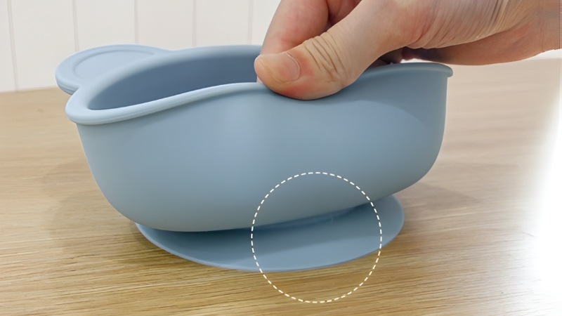 Dĩa ăn dặm đế h&iacute;t ch&acirc;n kh&ocirc;ng gi&uacute;p cố định b&aacute;t đĩa, hạn chế đổ v&atilde;i 