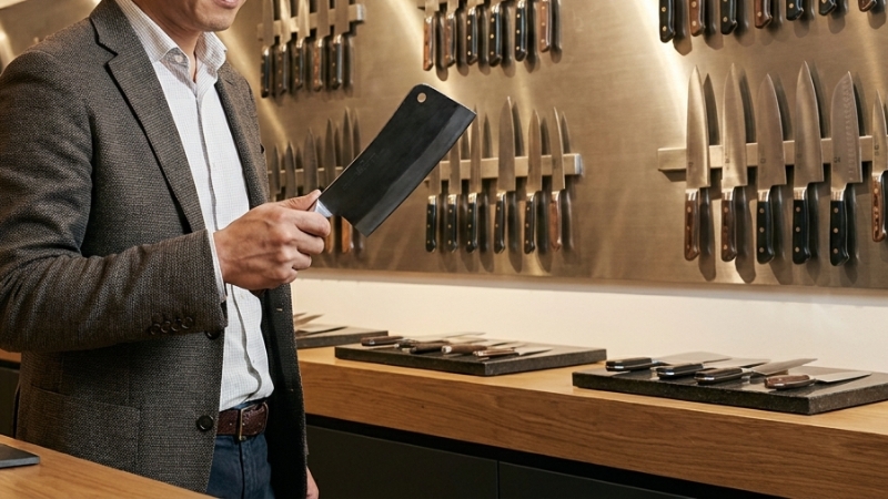 Chọn mua dao chặt dựa tr&ecirc;n trọng lượng ph&ugrave; hợp v&agrave; sự c&acirc;n bằng giữa lưỡi v&agrave; c&aacute;n