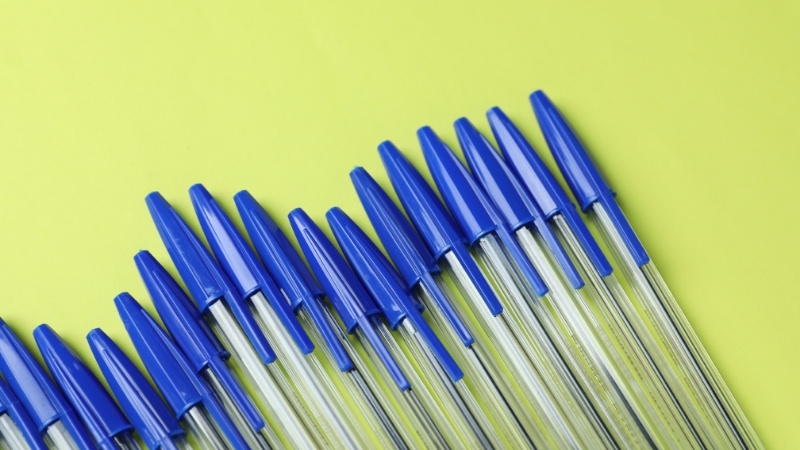 Bảo quản b&uacute;t bi đ&uacute;ng c&aacute;ch trong ống cắm b&uacute;t để tr&aacute;nh tắc mực v&agrave; hư hỏng ng&ograve;i