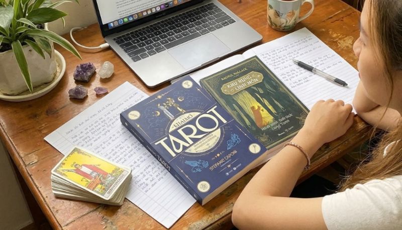 S&aacute;ch dạy đọc b&agrave;i Tarot gi&uacute;p bạn hiểu r&otilde; &yacute; nghĩa c&aacute;c l&aacute; b&agrave;i