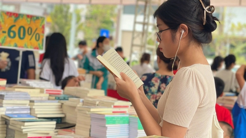 Chọn giáo trình phù hợp bằng cách xác định mục tiêu học, ưu tiên sách mới và tác giả uy tín