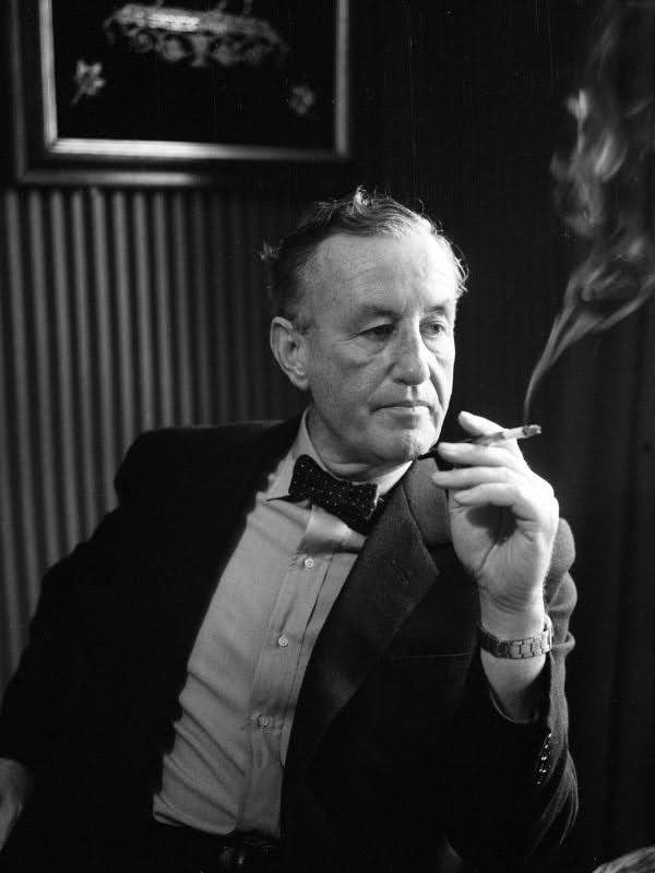 T&aacute;c giả Ian Fleming