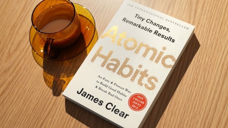 Quyển Atomic Habits của James Clear