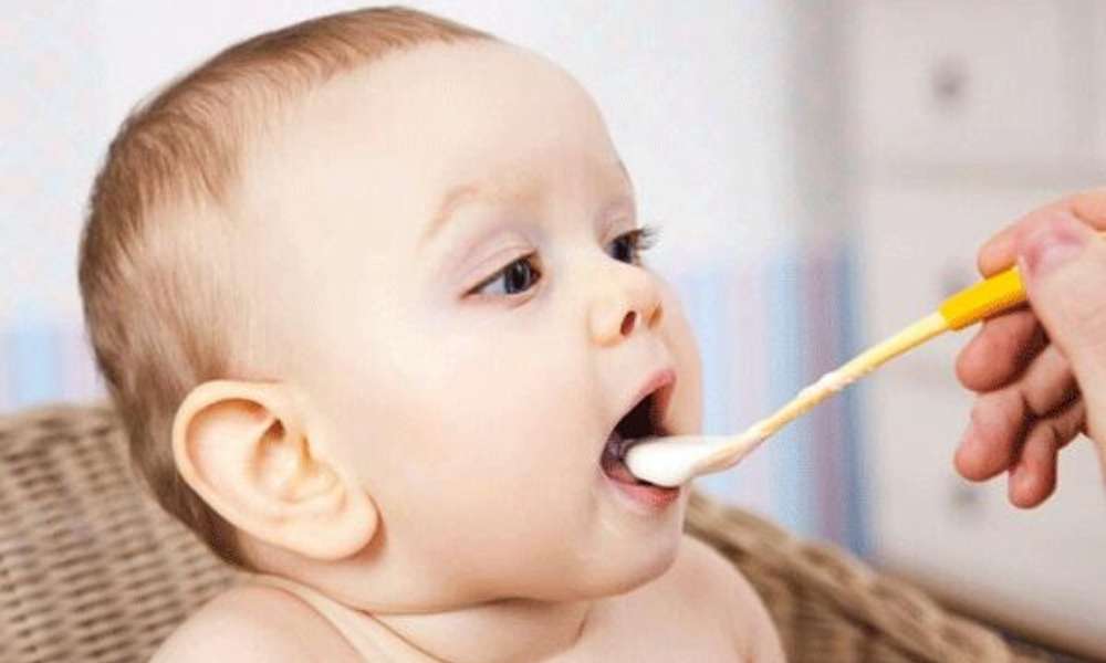 Nên chọn cho bé bột ăn dặm ngọt có vị gần giống sữa mẹ