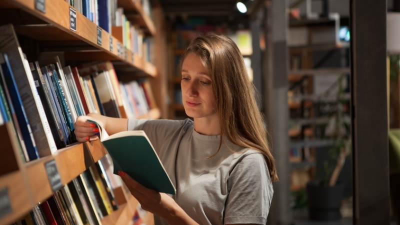 Chọn s&aacute;ch tiền kỹ thuật số theo tr&igrave;nh độ, mục ti&ecirc;u, t&iacute;nh cập nhật v&agrave; t&aacute;c giả uy t&iacute;n để học hiệu quả