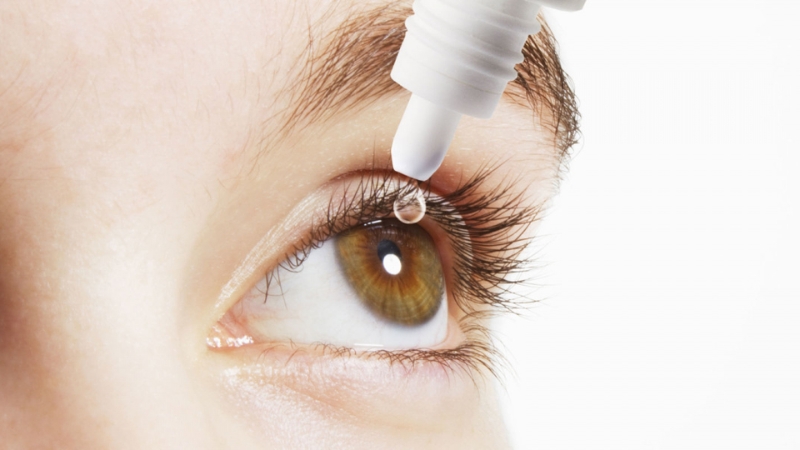 Chăm s&oacute;c mắt gi&uacute;p v&ugrave;ng da quanh mắt mịn m&agrave;ng