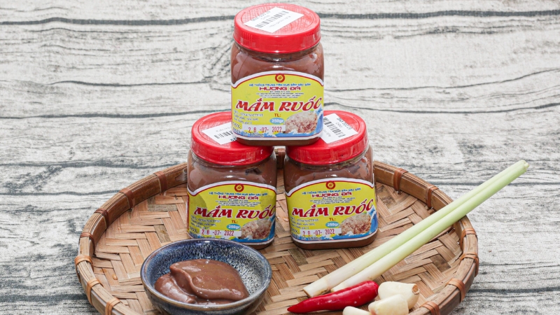 Mắm ruốc được l&agrave;m từ con ruốc, ủ l&ecirc;n men tạo n&ecirc;n m&agrave;u n&acirc;u t&iacute;m