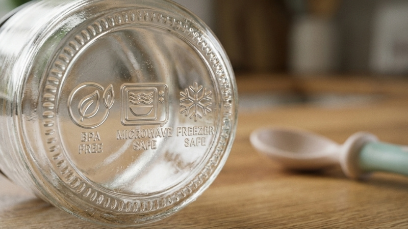 Lu&ocirc;n kiểm tra kỹ c&aacute;c chứng nhận an to&agrave;n v&agrave; khả năng chịu nhiệt trước khi quyết định mua hộp đựng