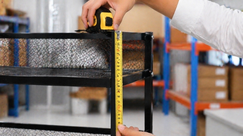 Việc đo đạc ch&iacute;nh x&aacute;c v&agrave; kiểm tra tải trọng l&agrave; bước then chốt để sở hữu một chiếc kệ kim loại