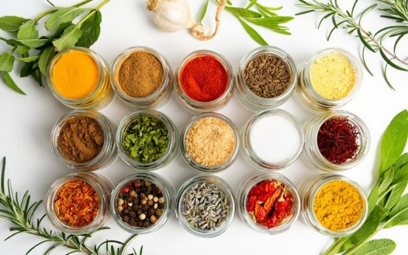 Gia vị l&agrave; nguy&ecirc;n liệu kh&ocirc;ng thể thiếu trong từng m&oacute;n ăn cho mọi gia đ&igrave;nh