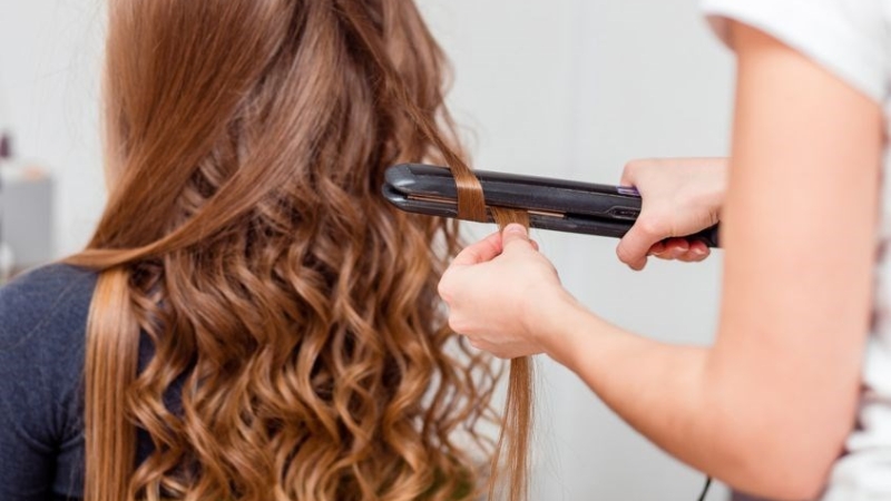 M&aacute;y uốn t&oacute;c c&oacute; thiết kế nhỏ gọn, dễ mang theo khi di chuyển