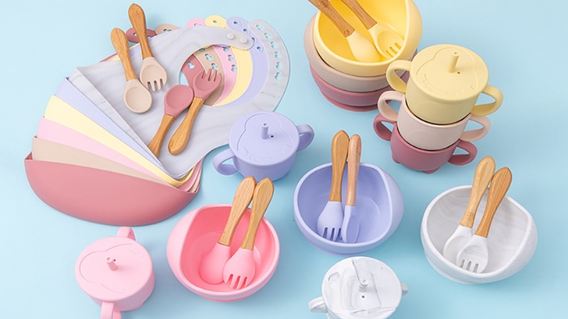 Dụng cụ ăn dặm theo từng giai đoạn giúp bé tập ăn an toàn và tăng tính tự lập