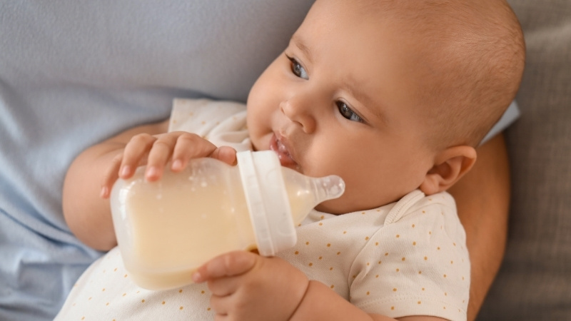 Chọn bình sữa, bình uống theo độ tuổi giúp bé bú an toàn, ăn dặm và uống nước dễ dàng