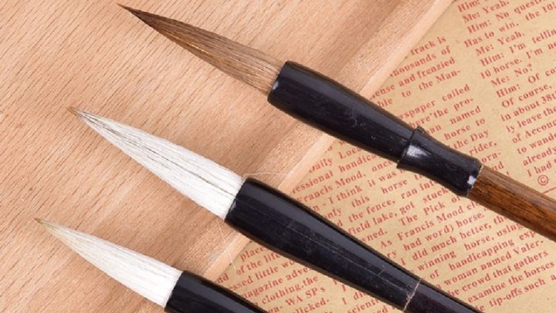 B&uacute;t l&ocirc;ng thư ph&aacute;p c&oacute; đầu b&uacute;t mềm, linh hoạt, dễ d&agrave;ng điều chỉnh n&eacute;t thanh đậm