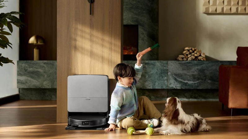 Robot H&uacute;t Bụi c&oacute; thiết kế nhỏ gọn, dễ d&agrave;ng di chuyển dưới gầm b&agrave;n ghế.