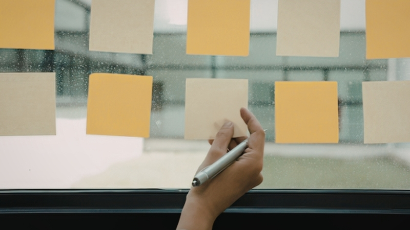 Sử dụng giấy notes bằng giấy đ&uacute;ng c&aacute;ch gi&uacute;p giấy kh&ocirc;ng bị cong v&ecirc;nh v&agrave; tăng độ b&aacute;m d&iacute;nh