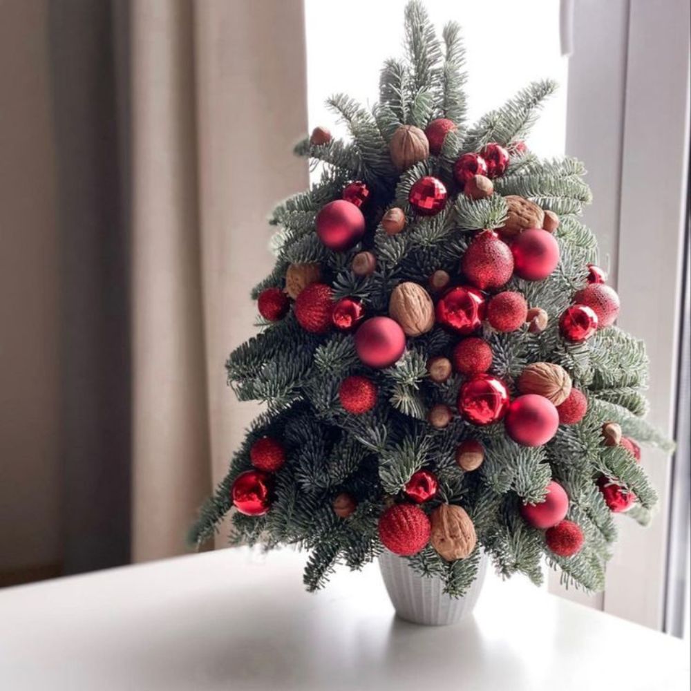 bé trang trí cây thông noel