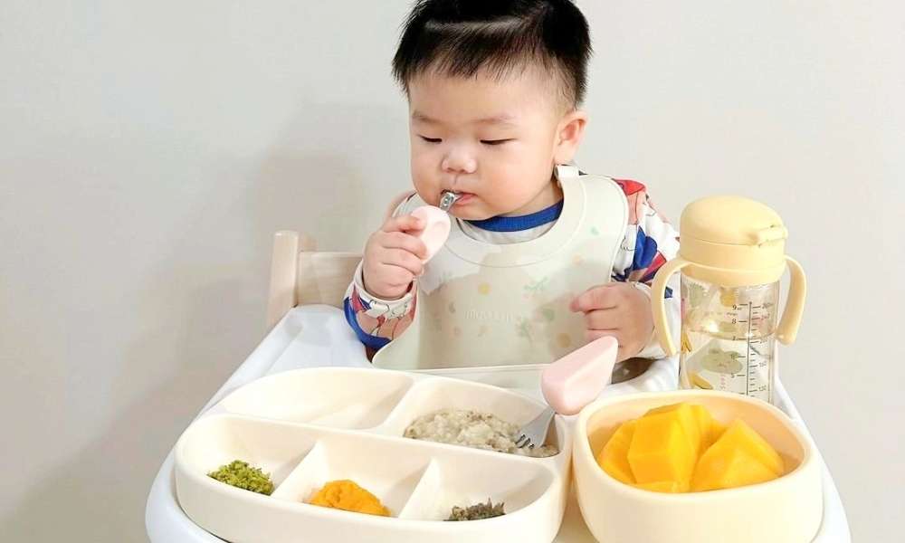 Vệ sinh khay ngay sau khi bé ăn xong để tránh vi khuẩn tích tụ trên khay