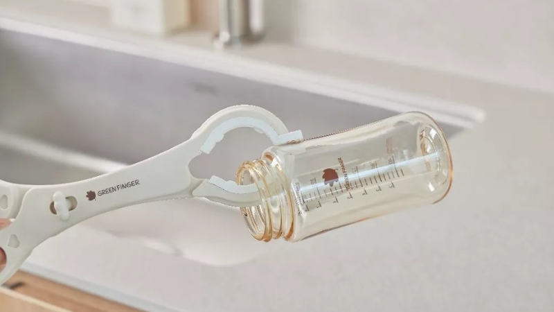 Kẹp gắp bình sữa giúp lấy bình sữa an toàn sau khi tiệt trùng