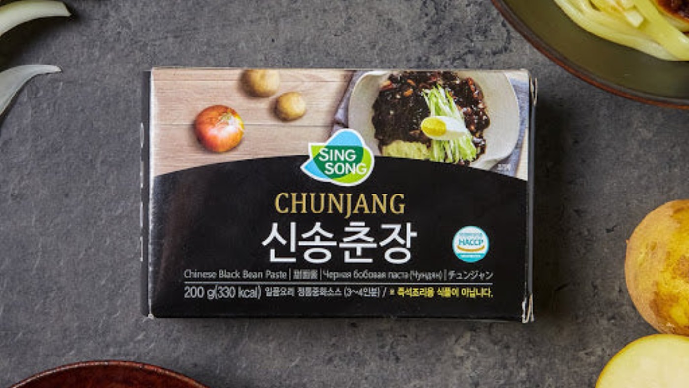 Tương đen d&ugrave;ng để nấu v&agrave; tẩm ướp thường c&oacute; độ đậm đặc cao hơn, vị mặn