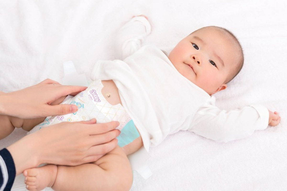 Tã dán sơ sinh chất lượng thường được thiết kế mềm mại, có khả năng thấm hút tốt và ôm vừa vặn cơ thể, giúp duy trì sự khô thoáng và thoải mái cho bé trong suốt thời gian dài. Để chọn được sản phẩm an toàn, chính hãng với mức giá tốt, mẹ có thể tham khảo các dòng tã dán sơ sinh được đánh giá cao hiện nay trên Tiki – nền tảng mua sắm tiện lợi, nhanh chóng và đáng tin cậy dành cho mẹ và bé. >>> Xem thêm: Cách chăm sóc em bé sơ sinh vào mùa hè mà ba mẹ cần biết Mẹo chuẩn bị đồ đi sinh mổ lần 2 nhanh chóng, đầy đủ Miếng tã dán sơ sinh là gì? Miếng tã dán sơ sinh là sản phẩm chăm sóc vệ sinh thiết yếu dành cho trẻ trong những tháng đầu đời. Với thiết kế mỏng nhẹ, chất liệu mềm mại và phần dán tiện lợi hai bên hông, tã dán giúp mẹ dễ dàng thay tã cho bé mà không làm ảnh hưởng đến giấc ngủ hay sinh hoạt. Tã dán sơ sinh với khả năng thấm hút tốt, chống tràn hiệu quả và ôm sát cơ thể giúp giữ cho làn da bé luôn khô thoáng, hạn chế hăm tã và mang lại cảm giác thoải mái tối đa.  Image title: mieng-ta-dan-so-sinh-1 Image caption: Tã dán sơ sinh là sản phẩm thiết yếu cho các bé yêu trong những tháng đầu đời Image ALT text: Tã dán sơ sinh với thiết kế mỏng nhẹ mang đến cảm giác thoải mái cho bé Các thương hiệu tã dán sơ sinh nổi bật Trên thị trường hiện nay có nhiều loại tã dán sơ sinh đến từ các thương hiệu uy tín, mỗi loại đều có ưu điểm riêng về độ thấm hút, mềm mại và an toàn cho làn da bé. Dưới đây là những thương hiệu tã dán sơ sinh nổi bật được nhiều mẹ tin chọn. Thương hiệu tã dán Huggies Huggies là thương hiệu tã em bé nổi tiếng đến từ Hoa Kỳ, trực thuộc tập đoàn Kimberly-Clark, với hơn 40 năm kinh nghiệm trong lĩnh vực chăm sóc trẻ nhỏ. Tã dán sơ sinh Huggies được nhiều mẹ tin dùng nhờ khả năng thấm hút nhanh, công nghệ chống tràn hiệu quả và bề mặt mềm mại, thân thiện với làn da nhạy cảm của bé. Ngoài ra, sản phẩm với thiết kế ôm vừa vặn còn có vạch báo đầy thông minh, mang lại cảm giác khô thoáng, thoải mái tối đa cho bé. Thương hiệu tã dán Bobby Bobby là thương hiệu tã nổi tiếng tại Việt Nam, thuộc sở hữu của tập đoàn Unicharm Nhật Bản. Ra mắt từ năm 2003, Bobby nhanh chóng chiếm được sự tin tưởng của các bậc phụ huynh nhờ vào chất lượng vượt trội và giá cả hợp lý. Các sản phẩm tã dán sơ sinh Bobby được thiết kế với lớp bề mặt siêu mềm mại, thấm hút nhanh và ôm sát cơ thể bé, giúp bé luôn cảm thấy khô thoáng và thoải mái trong suốt thời gian sử dụng.  Thương hiệu tã dán Unidry Unidry là thương hiệu nội địa uy tín thuộc sở hữu của công ty TNHH Taisun Việt Nam, thành viên của tập đoàn Taisun Đài Loan. Ra mắt từ năm 2001, Unidry chuyên sản xuất các sản phẩm chăm sóc mẹ và bé như tã dán, tã quần, khăn ướt và băng vệ sinh. Các sản phẩm tã dán Unidry được thiết kế với chất liệu mềm mại, khả năng thấm hút tốt và tính năng chống tràn hiệu quả, giúp bé luôn khô thoáng và thoải mái. Thương hiệu tã dán Molfix Molfix là một thương hiệu, thuộc tập đoàn Hayat Kimya đến từ Thổ Nhĩ Kỳ. Được thành lập vào năm 1997, Molfix hiện đã có mặt tại hơn 100 quốc gia và được biết đến với các sản phẩm tã em bé chất lượng cao, giá cả hợp lý. . Với hệ thống sản xuất tại nhiều quốc gia trên thế giới, Molfix cam kết cung cấp sản phẩm chất lượng cao với giá cả phải chăng.  Image title: mieng-ta-dan-so-sinh-2 Image caption: Các thương hiệu tã dán sơ sinh nổi bật được nhiều mẹ tin chọn Image ALT text: Các thương hiệu tã dán sơ sinh uy tín Bảng giá TOP các sản phẩm miếng tã dán sơ sinh bán chạy Chọn tã dán sơ sinh phù hợp cho bé là một trong những việc quan trọng mà ba mẹ nào cũng quan tâm khi chào đón bé yêu. Để giúp mẹ dễ dàng hơn trong việc tìm kiếm sản phẩm chất lượng, Tiki đã tổng hợp bảng giá TOP các loại tã dán sơ sinh bán chạy hiện nay. Những sản phẩm này không chỉ được yêu thích nhờ khả năng thấm hút vượt trội, thiết kế mềm mại và an toàn cho làn da nhạy cảm của bé, mà còn có mức giá hợp lý, phù hợp với nhiều gia đình. Danh sách các dòng sản phẩm tã dán bán chạy nhất hiện nay  STT Tên sản phẩm Giá tham khảo (VNĐ) 1 Miếng lót sơ sinh Molfix Thiên nhiên Super Jumbo Newborn 1 (dưới 1 tháng tuổi) - Gói 90+10 miếng 150.000 2 Miếng Lót Sơ Sinh Bobby Fresh Newborn 2 - 60 (60 Miếng) 115.000 3 Miếng lót sơ sinh Molfix Thiên nhiên Super Jumbo Newborn 2 (trên 1 tháng tuổi) - Gói 60+6 miếng 160.000 4 Miếng Lót Sơ Sinh Bobby Fresh Newborn 2 - 40 (40 Miếng) 79.000 5 Combo 3 gói Tã/bỉm dán sơ sinh Huggies Skin Perfect NB 70+6 miếng với 2 vùng thấm giảm kích ứng da 511.000 7 [Mẫu mới] Tã dán Unidry G3X Supreme sơ sinh Newborn mới - 40 miếng 86.000 8 Combo 3 gói Tã/bỉm dán sơ sinh Huggies Skin Perfect NB 70+6 miếng với 2 vùng thấm giảm kích ứng da 511.000   Mua ngay miếng tã dán sơ sinh chính hãng, giá tốt tại Tiki.vn Để bảo vệ bé yêu với những sản phẩm chất lượng, hãy mua ngay miếng tã dán sơ sinh chính hãng, giá tốt tại Tiki.vn. Tiki cam kết 100% hàng chính hãng, nói không với hàng giả, hàng nhái và sẵn sàng hoàn tiền gấp 200% giá trị đơn hàng nếu phát hiện sản phẩm không đạt tiêu chuẩn. Với dịch vụ giao hàng siêu tốc TikiNOW, khách hàng sẽ nhận được sản phẩm chỉ trong 2 giờ và trong ngày, vô cùng tiện lợi cho những lúc cần dù ng gấp. Chính sách đổi trả linh hoạt trong 30 ngày cùng quy trình đồng kiểm khi nhận hàng mang đến sự an tâm tuyệt đối cho khách hàng khi mua sắm online.  Bên cạnh đó, Tiki thường xuyên tung ra các chương trình ưu đãi, mã giảm giá và mã Freeship, giúp bạn tiết kiệm tối đa chi phí mà vẫn mua được hàng chất lượng. Bạn muốn tiết kiệm hơn nữa? Hãy trải nghiệm ngay Tiki CARD – hoàn tiền 15% cho mọi giao dịch trên Tiki (tối đa 600.000đ mỗi tháng). Câu hỏi thường gặp Trẻ sơ sinh nên dùng miếng lót hay tã dán? Sử dụng miếng lót cho trẻ sơ sinh vào ban ngày để thuận tiện cho việc thường xuyên thay miếng lót và vệ sinh cho cho bé Sử dụng tã dán vào ban đêm: Để bé có thể ngủ ngon hơn, vì tã dán giúp thấm hút và chống trán hiệu quả. Miếng lót sơ sinh và tã dán khác nhau như thế nào? Khác với miếng lót, tã dán có thiết kế như một chiếc quần với miếng dán bên hông để điều chỉnh kích thước vòng bụng vừa với bé và giữ cho tã không bị tuột.
