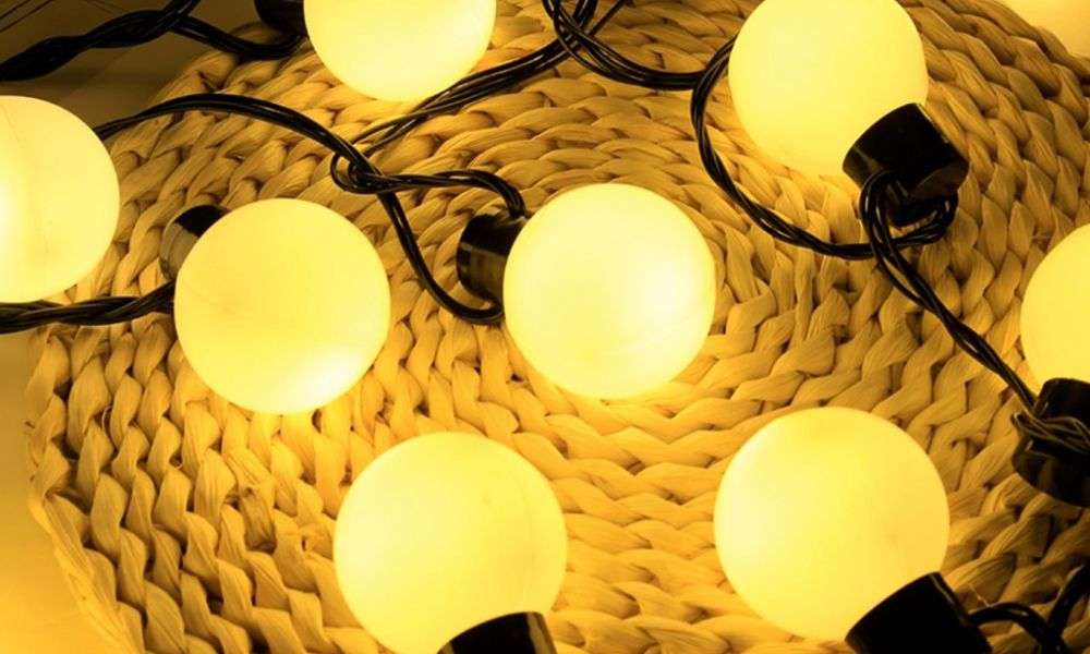 Dây đèn tròn với ánh sáng dịu nhẹ, ấm áp thích hợp trang trí trong phòng