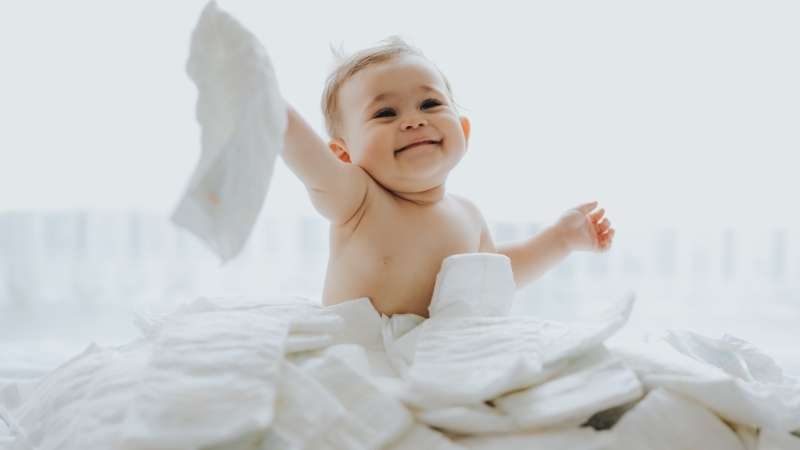 Chọn t&atilde; giấy cho b&eacute; cần đ&uacute;ng size, chất liệu mềm an to&agrave;n, thấm h&uacute;t tốt, thương hiệu uy t&iacute;n