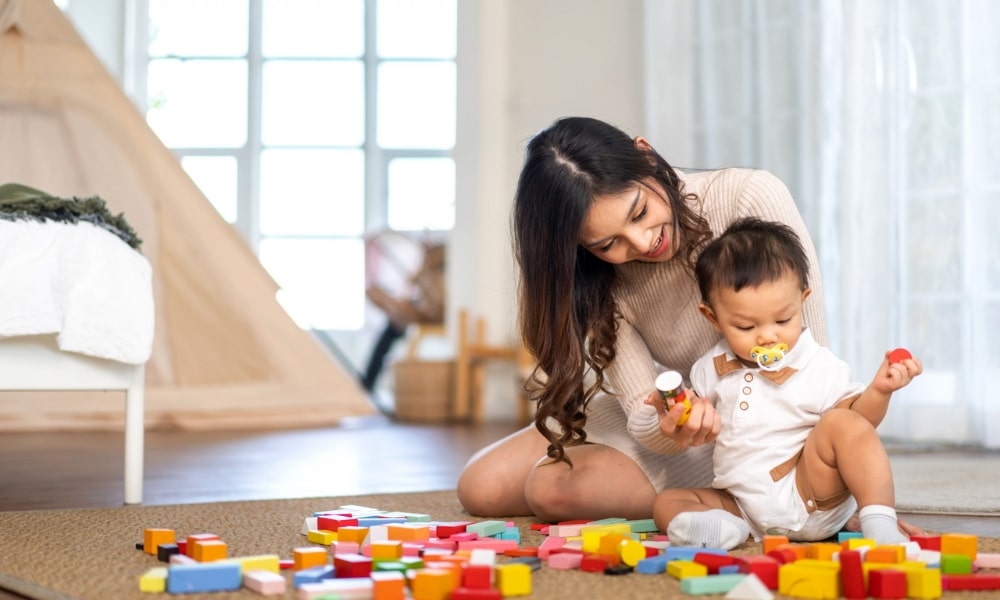 Bé bị thu hút bởi đồ chơi nhiều màu sắc