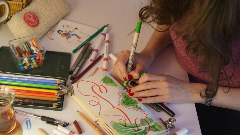 B&uacute;t l&ocirc;ng m&agrave;u gi&uacute;p b&eacute; l&agrave;m quen m&agrave;u sắc v&agrave; ph&aacute;t triển thị gi&aacute;c