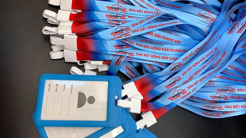 D&acirc;y đeo thẻ c&oacute; thiết kế tiện lợi, dễ d&agrave;ng đeo cổ hoặc th&aacute;o rời