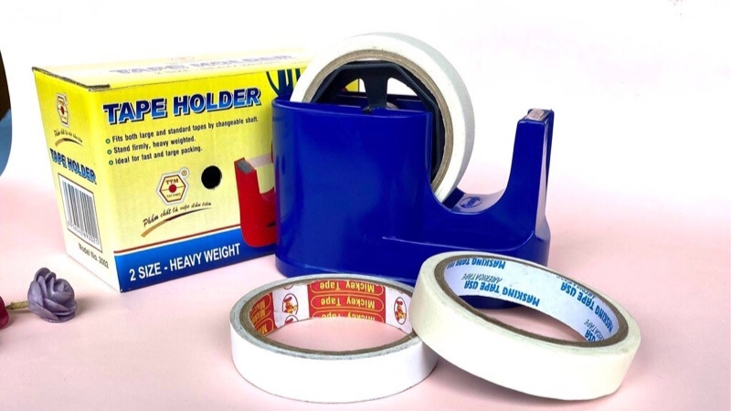 Cắt băng keo để b&agrave;n c&oacute; đế chắc chắn, chống trượt khi sử dụng