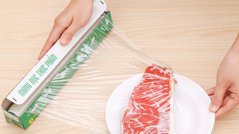 M&agrave;ng bọc thực phẩm c&oacute; độ b&aacute;m d&iacute;nh tốt, dễ d&agrave;ng bọc k&iacute;n nhiều loại thực phẩm