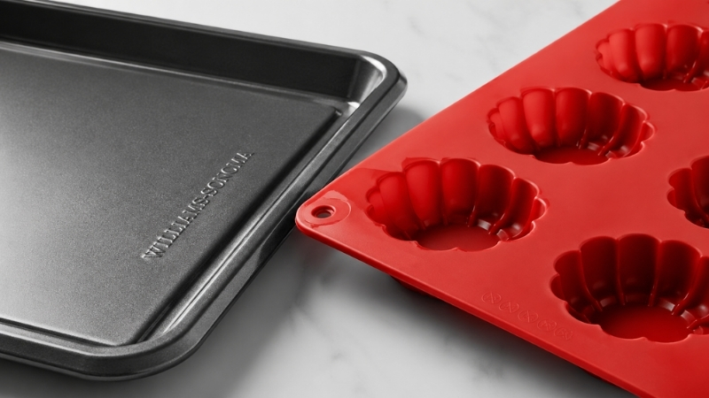 Chất liệu th&eacute;p carbon v&agrave; silicone cao cấp của c&aacute;c d&ograve;ng khay nướng b&aacute;nh