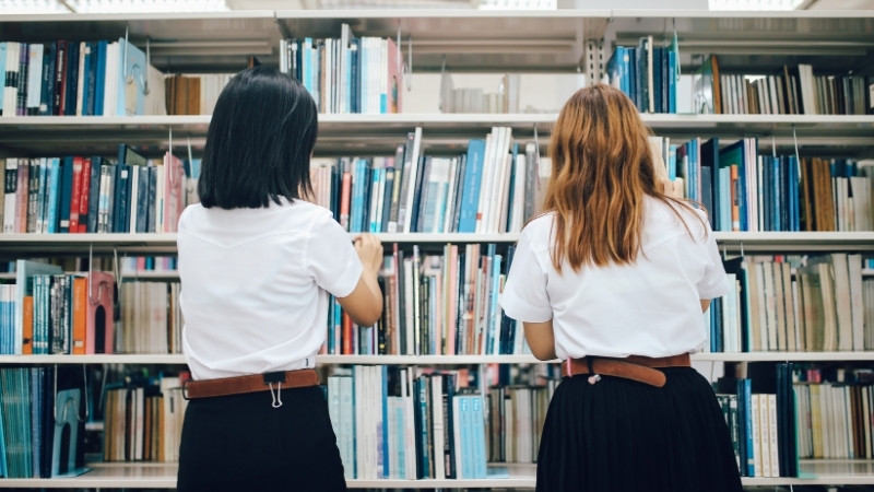 Chọn s&aacute;ch kinh tế ph&ugrave; hợp bằng c&aacute;ch x&aacute;c định mục ti&ecirc;u, tr&igrave;nh độ, ưu ti&ecirc;n t&aacute;c giả uy t&iacute;n v&agrave; đ&aacute;nh gi&aacute; người đọc