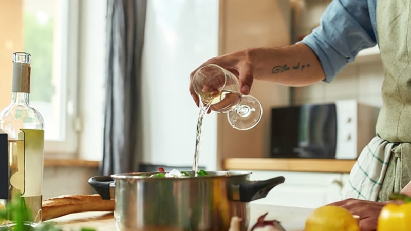 Rượu nấu ăn đa năng, d&ugrave;ng để tẩm ướp v&agrave; chế biến nhiều m&oacute;n ngon