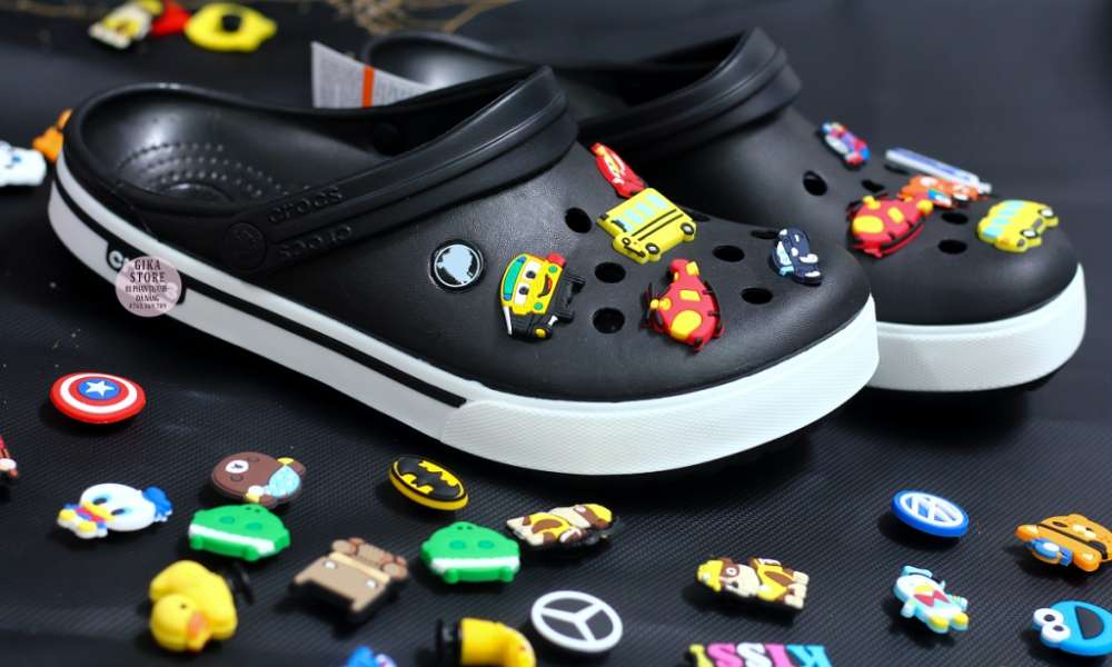 Crocs là thương hiệu nổi tiếng được nhiều bạn trẻ tìm kiếm