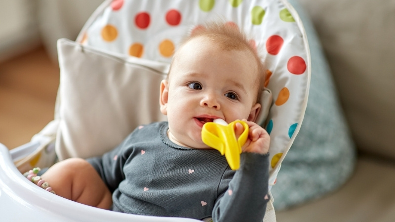 Chọn gặm nướu an to&agrave;n như BPA Free, đ&uacute;ng độ tuổi, bo tr&ograve;n, dễ vệ sinh, từ h&atilde;ng uy t&iacute;n.