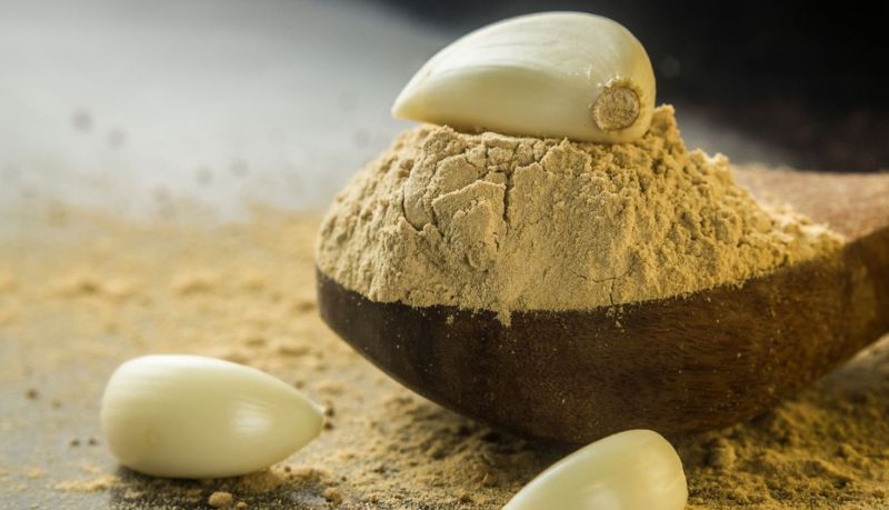 Bột tỏi l&agrave; gia vị quen thuộc của nhiều đầu bếp