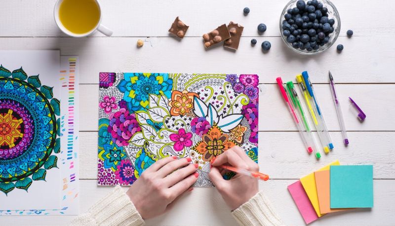 S&aacute;ch t&ocirc; m&agrave;u cho người lớn đa dạng v&agrave; phong ph&uacute; thể loại