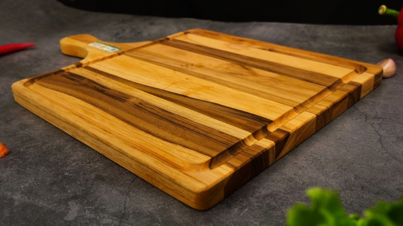 Đầu tư một chiếc thớt nh&agrave; bếp c&oacute; độ d&agrave;y, bề mặt phẳng v&agrave; đế cao su chống trượt gi&uacute;p kh&acirc;u sơ chế lu&ocirc;n an to&agrave;n