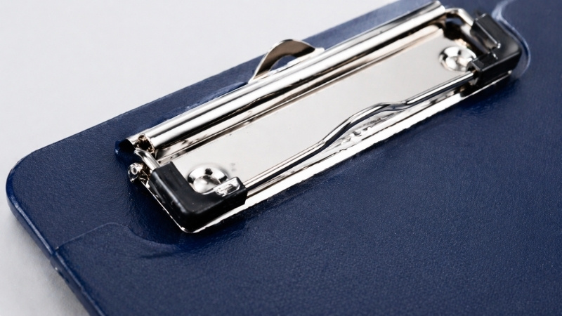 Thiết kế kẹp kim loại l&ograve; xo mạnh mẽ gi&uacute;p b&igrave;a tr&igrave;nh k&yacute; giữ chặt t&agrave;i liệu m&agrave; kh&ocirc;ng l&agrave;m hằn m&eacute;p giấy