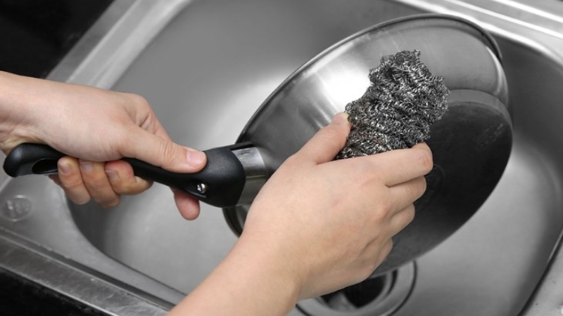 Miếng rửa ch&eacute;n, ch&agrave; nồi đa dạng chất liệu từ m&uacute;t mềm đến sợi kim loại