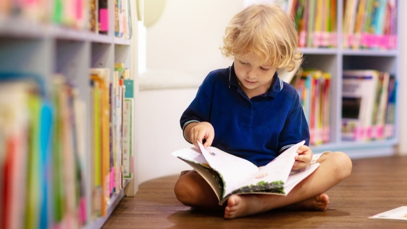 Chọn s&aacute;ch thiếu nhi n&ecirc;n dựa v&agrave;o độ tuổi, mục ti&ecirc;u ph&aacute;t triển của b&eacute; v&agrave; chất lượng