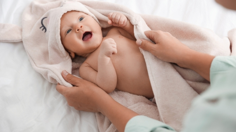 Chọn khăn mềm thấm tốt cho vệ sinh hằng ngày, yếm phù hợp từng giai đoạn bú sữa, ăn dặm