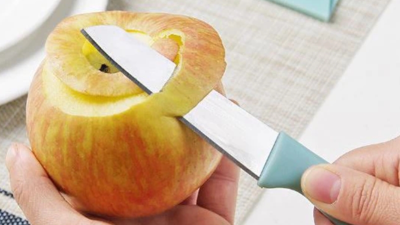 Sử dụng dao gọt tỉa ch&iacute;nh h&atilde;ng gi&uacute;p thực hiện những đường gọt mượt m&agrave; v&agrave; giữ trọn độ tươi ngon của tr&aacute;i c&acirc;y
