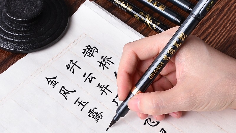 B&uacute;t l&ocirc;ng mềm c&oacute; thiết kế tiện dụng, dễ kiểm so&aacute;t n&eacute;t b&uacute;t khi sử dụng