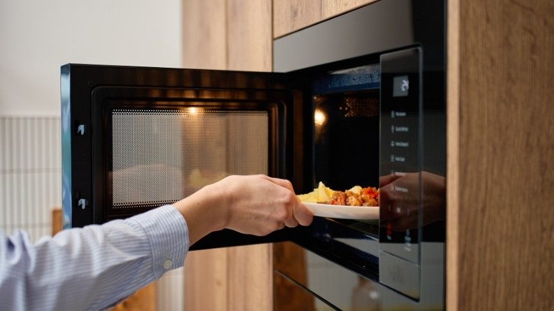 L&ograve; vi s&oacute;ng &acirc;m gi&uacute;p tiết kiệm diện t&iacute;ch, t&iacute;ch hợp c&ocirc;ng nghệ hiện đại v&agrave; an to&agrave;n cho gia đ&igrave;nh