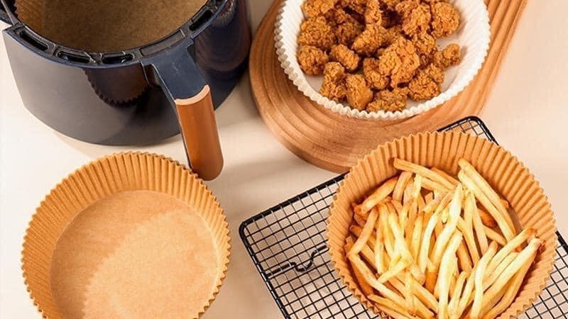 giấy nến - giấy chống d&iacute;nh gi&uacute;p giữ khay nướng sạch, dễ vệ sinh sau khi sử dụng