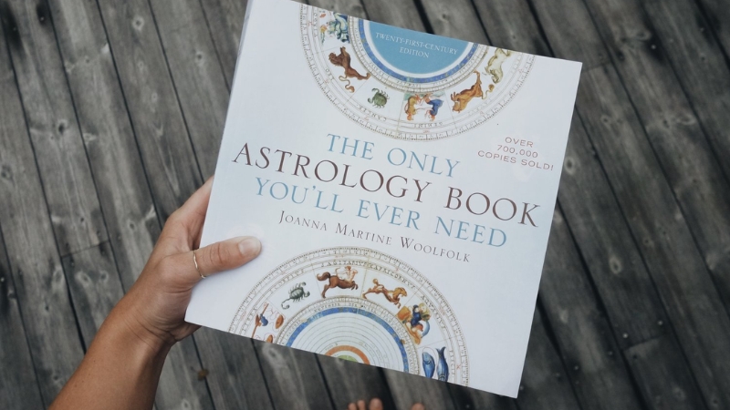 Chi&ecirc;m tinh &ndash; khoa học huyền b&iacute; của vũ trụ v&agrave; con người